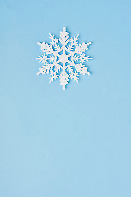 포토 JPG 스튜디오촬영 겨울 날씨 실내 사람없음 하이앵글 환경 눈 파란배경 결정체 플랫레이 국내포토 자연요소 계절 뷰포인트 백그라운드 내부 파란색 플랫 파일형식