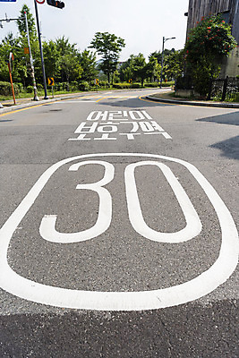 포토 JPG 주간 도로 사람없음 야외 속도제한 스쿨존 안전속도 어린이보호 어린이보호구역 법률개정 국내포토 자연요소 길 교통시설 금지 보호구역 파일형식 개정