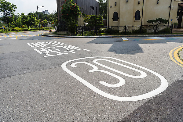 포토 JPG 주간 도로 사람없음 야외 속도제한 스쿨존 안전속도 어린이보호 어린이보호구역 법률개정 국내포토 자연요소 길 교통시설 금지 보호구역 파일형식 개정
