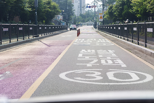 포토 JPG 주간 도로 자동차 사람없음 야외 속도제한 스쿨존 안전속도 어린이보호 어린이보호구역 법률개정 국내포토 자연요소 길 육상교통 교통시설 금지 보호구역 파일형식 개정
