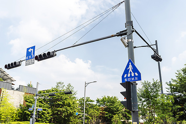 포토 JPG 주간 구름 하늘 사람없음 야외 신호등 도로표지판 속도제한 스쿨존 안전속도 어린이보호 어린이보호구역 법률개정 국내포토 자연요소 도로 금지 표지판 보호구역 파일형식 개정