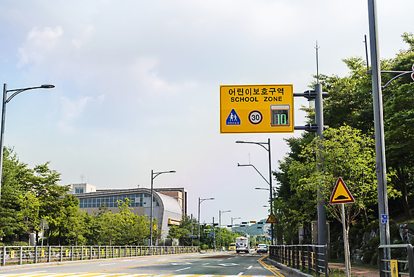 포토 JPG 주간 도로 사람없음 야외 도로표지판 속도제한 스쿨존 안전속도 어린이보호 어린이보호구역 법률개정 국내포토 자연요소 길 교통시설 금지 표지판 보호구역 파일형식 개정