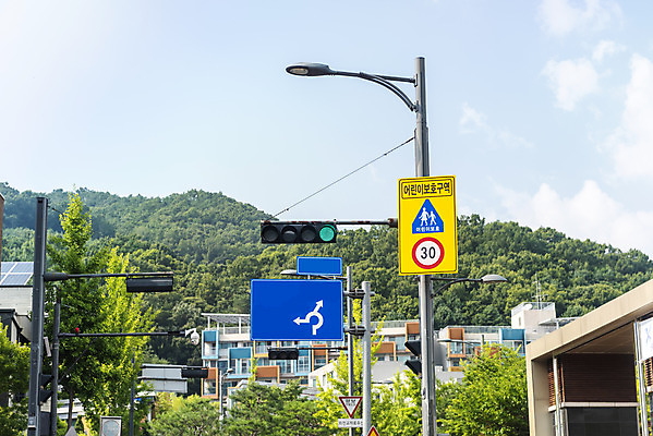포토 JPG 주간 하늘 사람없음 야외 하이앵글 도로표지판 속도제한 스쿨존 안전속도 어린이보호 어린이보호구역 법률개정 국내포토 자연요소 도로 뷰포인트 금지 표지판 보호구역 파일형식 개정