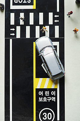 포토 JPG 스튜디오촬영 학생 도로 자동차 실내 사람없음 하이앵글 미니어처 교통사고 속도제한 스쿨존 안전속도 어린이보호 어린이보호구역 법률개정 국내포토 길 육상교통 뷰포인트 교통시설 내부 모형 금지 사건 보호구역 파일형식 개정