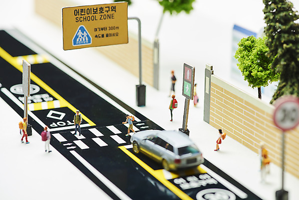 포토 JPG 스튜디오촬영 학생 도로 자동차 실내 사람없음 미니어처 교통사고 속도제한 스쿨존 안전속도 어린이보호 어린이보호구역 법률개정 국내포토 길 육상교통 교통시설 내부 모형 금지 사건 보호구역 파일형식 개정