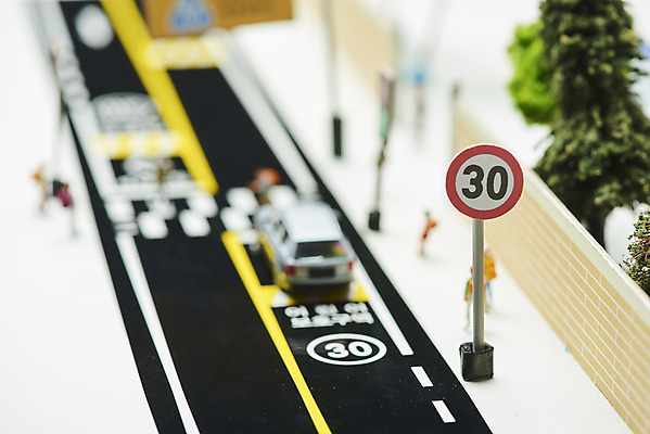 포토 JPG 스튜디오촬영 학생 도로 자동차 실내 근접촬영 사람없음 미니어처 교통사고 속도제한 스쿨존 안전속도 어린이보호 어린이보호구역 법률개정 국내포토 길 육상교통 뷰포인트 교통시설 내부 모형 금지 사건 보호구역 파일형식 개정