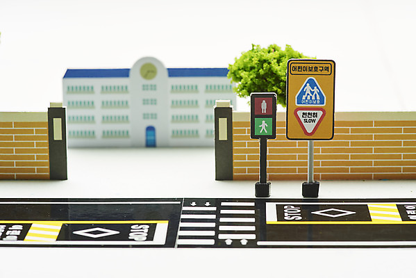 포토 JPG 스튜디오촬영 학생 도로 자동차 실내 사람없음 미니어처 속도제한 스쿨존 안전속도 어린이보호 어린이보호구역 법률개정 국내포토 길 육상교통 교통시설 내부 모형 금지 보호구역 파일형식 개정