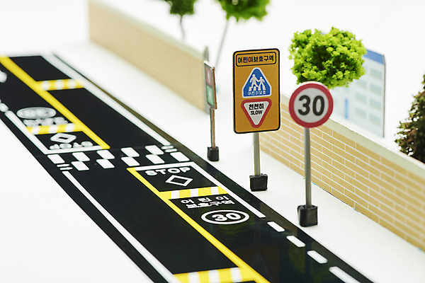 포토 JPG 스튜디오촬영 학생 도로 자동차 실내 사람없음 미니어처 속도제한 스쿨존 안전속도 어린이보호 어린이보호구역 법률개정 국내포토 길 육상교통 교통시설 내부 모형 금지 보호구역 파일형식 개정