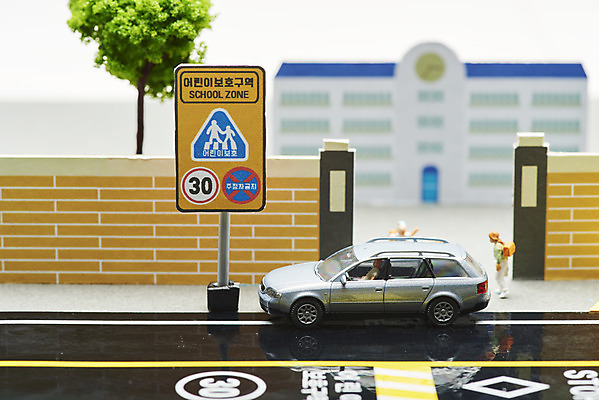 포토 JPG 스튜디오촬영 학생 도로 자동차 실내 사람없음 미니어처 벌금 속도제한 스쿨존 안전속도 어린이보호 어린이보호구역 주정차금지 법률개정 국내포토 길 육상교통 교통시설 내부 모형 금지 보호구역 파일형식 개정
