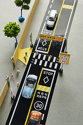 포토 JPG 스튜디오촬영 학생 도로 자동차 실내 사람없음 하이앵글 미니어처 속도제한 스쿨존 안전속도 어린이보호 어린이보호구역 법률개정 국내포토 길 육상교통 뷰포인트 교통시설 내부 모형 금지 보호구역 파일형식 개정