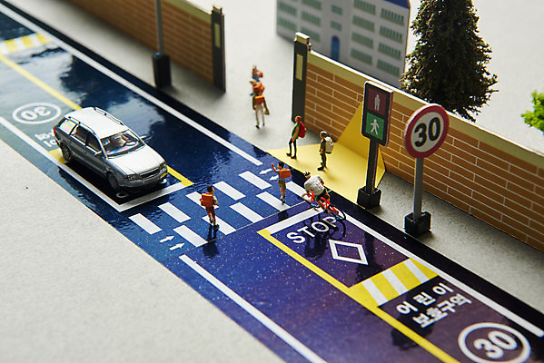 포토 JPG 스튜디오촬영 학생 도로 자동차 실내 사람없음 미니어처 속도제한 스쿨존 안전속도 어린이보호 어린이보호구역 법률개정 국내포토 길 육상교통 교통시설 내부 모형 금지 보호구역 파일형식 개정