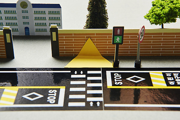 포토 JPG 스튜디오촬영 학생 도로 자동차 실내 사람없음 미니어처 속도제한 스쿨존 안전속도 어린이보호 어린이보호구역 법률개정 국내포토 길 육상교통 교통시설 내부 모형 금지 보호구역 파일형식 개정