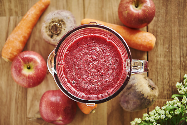 포토 JPG 스튜디오촬영 음료 음식 다이어트 과일 실내 건강 사람없음 하이앵글 건강관리 주스 당근 사과 믹서 비트 디톡스 갈색배경 나무배경 내장지방 abc주스 국내포토 뷰포인트 백그라운드 채소 뿌리채소 관리 내부 갈색 지방_기름 파일형식 해독주스