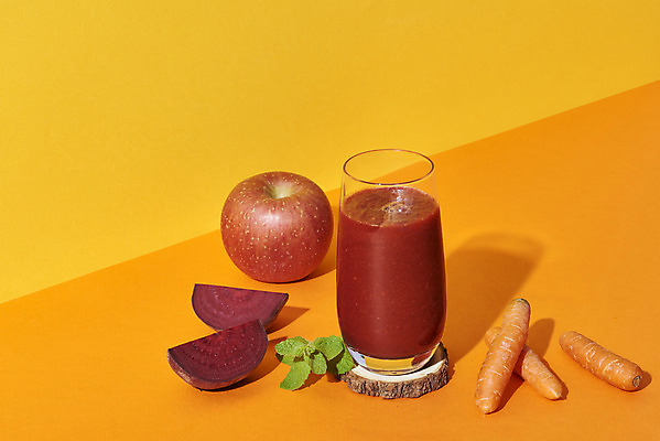 포토 JPG 스튜디오촬영 음료 음식 다이어트 과일 잔 실내 건강 사람없음 건강관리 주스 당근 사과 노란배경 비트 디톡스 내장지방 abc주스 국내포토 식기 백그라운드 채소 뿌리채소 관리 내부 노란색 지방_기름 파일형식 해독주스