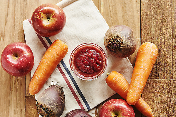 포토 JPG 스튜디오촬영 음료 음식 다이어트 과일 잔 실내 건강 사람없음 하이앵글 건강관리 주스 당근 사과 천 비트 디톡스 갈색배경 나무배경 내장지방 abc주스 국내포토 식기 뷰포인트 백그라운드 채소 뿌리채소 관리 내부 갈색 직물 지방_기름 파일형식 해독주스