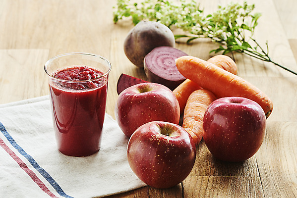 포토 JPG 스튜디오촬영 음료 음식 다이어트 과일 잔 실내 건강 사람없음 건강관리 주스 당근 사과 비트 디톡스 갈색배경 나무배경 내장지방 abc주스 국내포토 식기 백그라운드 채소 뿌리채소 관리 내부 갈색 지방_기름 파일형식 해독주스