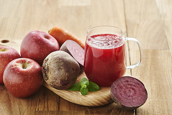 포토 JPG 스튜디오촬영 음료 음식 다이어트 과일 잔 실내 건강 사람없음 건강관리 주스 당근 사과 비트 디톡스 갈색배경 나무배경 내장지방 abc주스 국내포토 식기 백그라운드 채소 뿌리채소 관리 내부 갈색 지방_기름 파일형식 해독주스