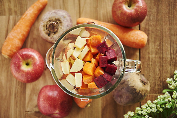 포토 JPG 스튜디오촬영 음료 음식 다이어트 과일 실내 건강 사람없음 하이앵글 건강관리 주스 당근 사과 믹서 비트 디톡스 갈색배경 나무배경 내장지방 abc주스 국내포토 뷰포인트 백그라운드 채소 뿌리채소 관리 내부 갈색 지방_기름 파일형식 해독주스