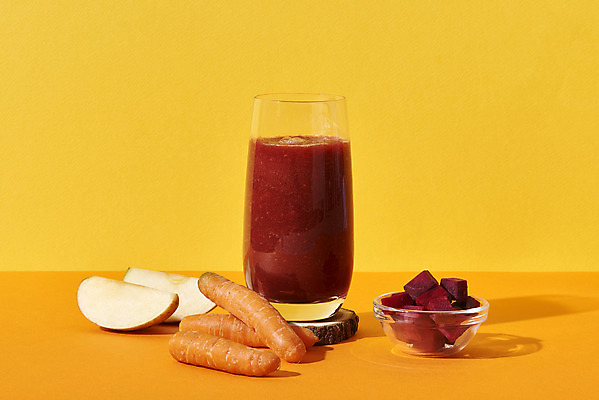 포토 JPG 스튜디오촬영 음료 음식 다이어트 과일 잔 실내 건강 사람없음 건강관리 주스 당근 사과 노란배경 비트 디톡스 내장지방 abc주스 국내포토 식기 백그라운드 채소 뿌리채소 관리 내부 노란색 지방_기름 파일형식 해독주스