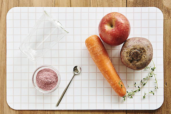 포토 JPG 스튜디오촬영 음료 음식 다이어트 과일 잔 실내 건강 사람없음 하이앵글 건강관리 숟가락 주스 당근 사과 가루 비트 디톡스 갈색배경 나무배경 내장지방 abc주스 국내포토 식기 뷰포인트 백그라운드 채소 뿌리채소 수저 관리 내부 갈색 지방_기름 파일형식 해독주스