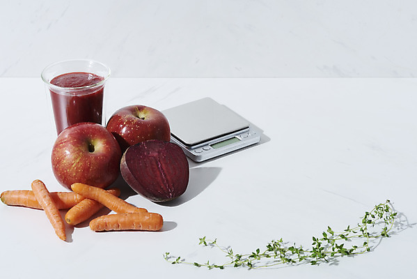포토 JPG 스튜디오촬영 음료 음식 다이어트 과일 잔 실내 건강 사람없음 건강관리 주스 당근 사과 흰배경 계량기 비트 디톡스 내장지방 abc주스 국내포토 식기 백그라운드 채소 뿌리채소 관리 내부 흰색 지방_기름 파일형식 해독주스