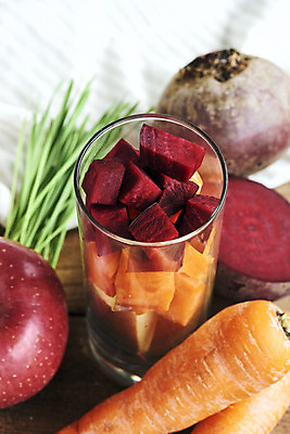 포토 JPG 스튜디오촬영 음료 음식 다이어트 과일 잔 실내 건강 사람없음 건강관리 주스 당근 사과 흰배경 비트 디톡스 내장지방 abc주스 국내포토 식기 백그라운드 채소 뿌리채소 관리 내부 흰색 지방_기름 파일형식 해독주스
