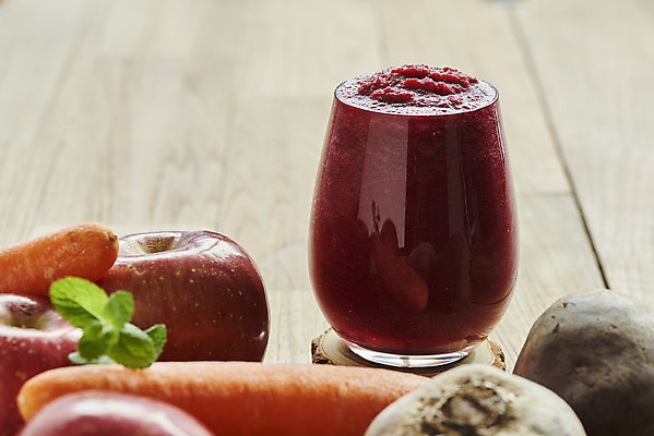 포토 JPG 스튜디오촬영 음료 음식 다이어트 과일 잔 실내 건강 사람없음 건강관리 주스 당근 사과 비트 디톡스 갈색배경 나무배경 내장지방 abc주스 국내포토 식기 백그라운드 채소 뿌리채소 관리 내부 갈색 지방_기름 파일형식 해독주스