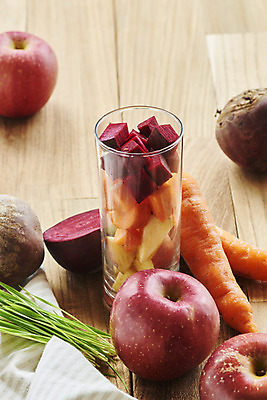 포토 JPG 스튜디오촬영 음료 음식 다이어트 과일 잔 실내 건강 사람없음 건강관리 주스 당근 사과 비트 디톡스 갈색배경 나무배경 내장지방 abc주스 국내포토 식기 백그라운드 채소 뿌리채소 관리 내부 갈색 지방_기름 파일형식 해독주스