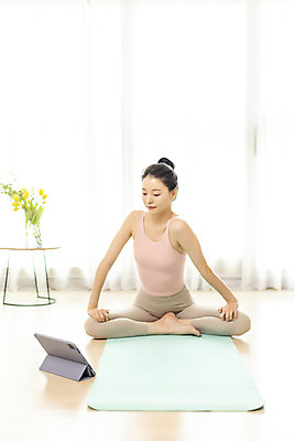 포토 JPG 전신 여자 거실 요가 실내 한명 20대 성인 앞모습 태블릿 한국인 매트 힐링 소셜네트워크 성인여자한명만 홈트레이닝 홈요가 오하운 레이어드홈 국내포토 1 웰빙 뷰포인트 사람 동양인 청년 내부 전자제품 스마트기기 운동 신조어 여자한명만 성인여자만 파일형식