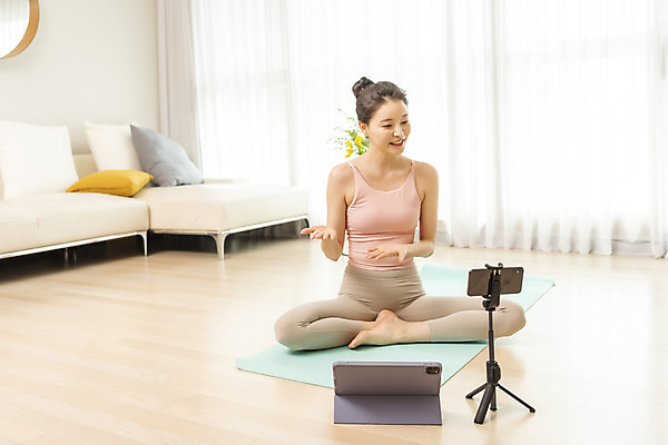 포토 JPG 전신 여자 거실 요가 실내 한명 20대 성인 앞모습 스마트폰 한국인 매트 가르침 강의 힐링 동영상 성인여자한명만 크리에이터 홈트레이닝 홈요가 오하운 레이어드홈 국내포토 직업 1 웰빙 교육 뷰포인트 사람 동양인 청년 내부 핸드폰 스마트기기 운동 신조어 여자한명만 성인여자만 파일형식 1인미디어