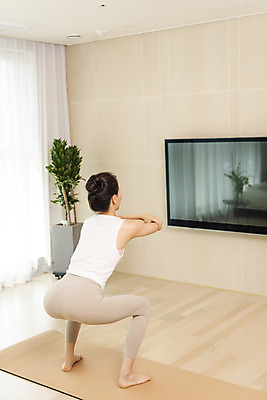 포토 JPG 전신 여자 거실 요가 실내 한명 20대 성인 뒷모습 한국인 매트 힐링 성인여자한명만 홈트레이닝 오하운 레이어드홈 국내포토 1 웰빙 뷰포인트 사람 동양인 청년 내부 운동 신조어 여자한명만 성인여자만 파일형식