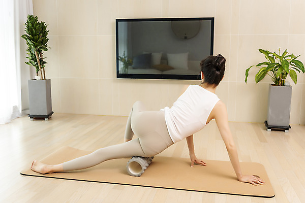 포토 JPG 전신 여자 거실 요가 실내 한명 20대 성인 뒷모습 한국인 매트 힐링 폼롤러 성인여자한명만 홈트레이닝 오하운 레이어드홈 국내포토 1 웰빙 뷰포인트 사람 동양인 청년 내부 운동 신조어 여자한명만 성인여자만 파일형식