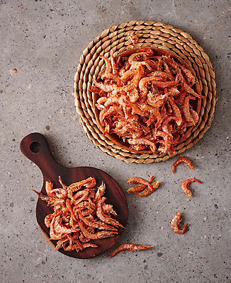 포토 JPG 스튜디오촬영 그릇 접시 식재료 회색배경 새우 실내 사람없음 하이앵글 여러개 신선 유기농 꽃새우 국내포토 식기 웰빙 뷰포인트 다수 백그라운드 갑각류 내부 회색 파일형식