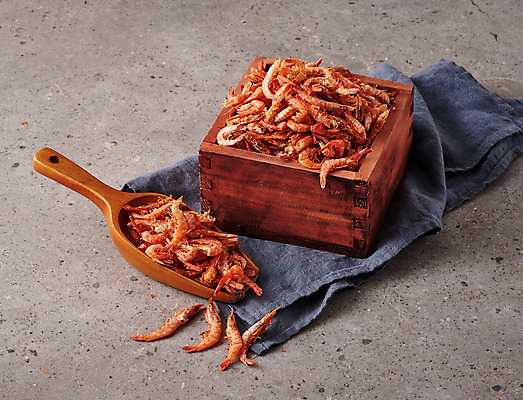 포토 JPG 스튜디오촬영 그릇 접시 식재료 회색배경 새우 실내 사람없음 여러개 신선 천 유기농 되 스쿱 꽃새우 국내포토 식기 웰빙 다수 백그라운드 갑각류 내부 회색 직물 파일형식