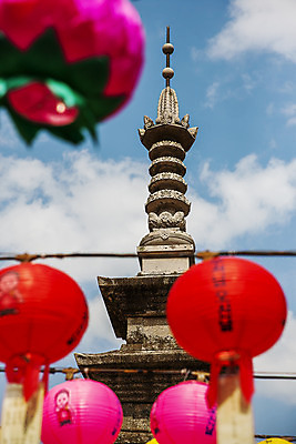 포토 JPG 주간 여행 자연 한국 풍경 사람없음 야외 여름 관광지 석탑 경상북도 연등 국내여행 김천 직지사 국내포토 자연요소 계절 아시아 탑 등불 사찰 경상도 불교용품 생태계 파일형식