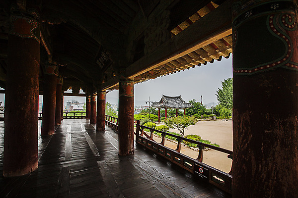 포토 JPG 주간 전통 여행 자연 한옥 풍경 사람없음 야외 관광지 경상남도 정자 국내여행 밀양 영남루 국내포토 자연요소 한국전통 건축물 고건축 경상도 생태계 정자_건축물 파일형식