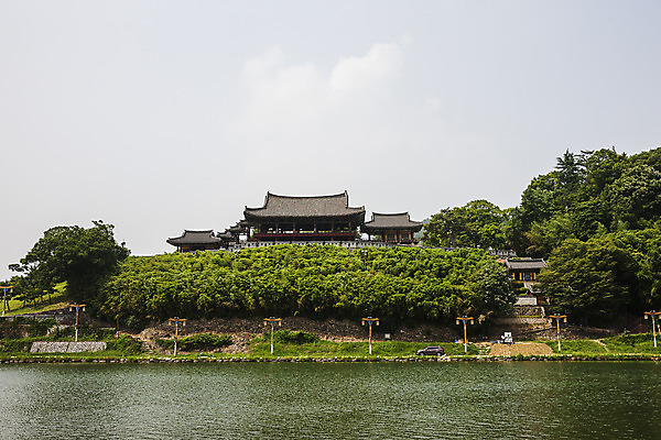 포토 JPG 주간 전통 여행 자연 한옥 풍경 사람없음 야외 관광지 경상남도 정자 국내여행 밀양 영남루 국내포토 자연요소 한국전통 건축물 고건축 경상도 생태계 정자_건축물 파일형식