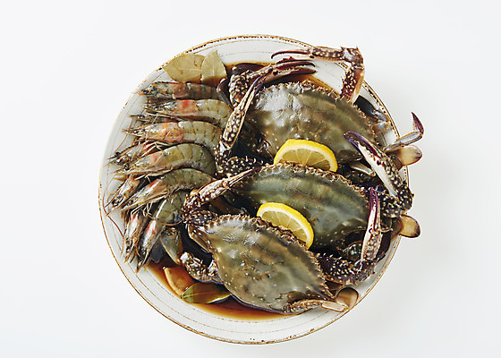 포토 JPG 스튜디오촬영 그릇 접시 음식 실내 사람없음 하이앵글 게 흰배경 기호식품 게장 간장게장 플랫레이 새우장 국내포토 식기 한식 뷰포인트 백그라운드 갑각류 내부 흰색 플랫 게요리 파일형식