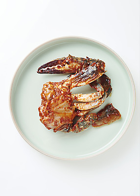 포토 JPG 스튜디오촬영 그릇 접시 음식 실내 사람없음 하이앵글 게 흰배경 기호식품 게장 양념게장 플랫레이 국내포토 식기 한식 뷰포인트 백그라운드 갑각류 내부 흰색 플랫 게요리 파일형식