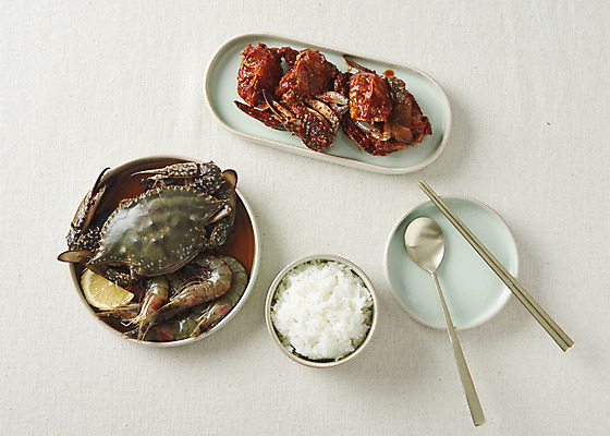 포토 JPG 스튜디오촬영 그릇 접시 음식 실내 사람없음 하이앵글 게 흰배경 기호식품 게장 간장게장 공기밥 양념게장 플랫레이 국내포토 식기 한식 뷰포인트 백그라운드 밥 갑각류 내부 흰색 플랫 게요리 파일형식