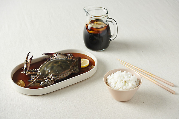 포토 JPG 스튜디오촬영 그릇 접시 음식 실내 사람없음 게 흰배경 기호식품 게장 간장게장 공기밥 국내포토 식기 한식 백그라운드 밥 갑각류 내부 흰색 게요리 파일형식