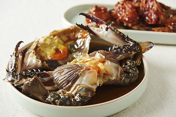 포토 JPG 스튜디오촬영 그릇 접시 음식 실내 사람없음 게 흰배경 기호식품 게장 간장게장 양념게장 국내포토 식기 한식 백그라운드 갑각류 내부 흰색 게요리 파일형식