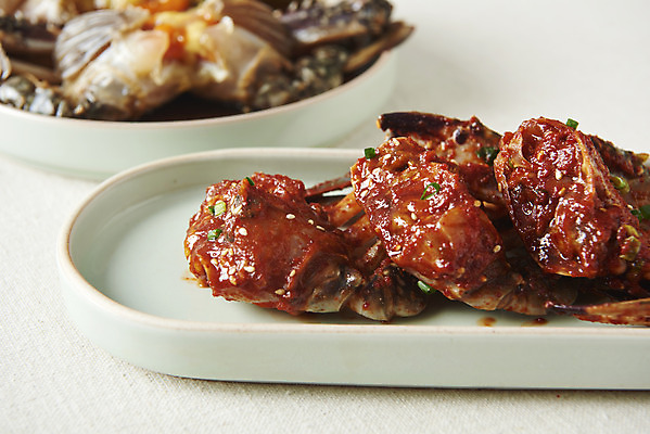 포토 JPG 스튜디오촬영 그릇 접시 음식 실내 사람없음 게 흰배경 기호식품 게장 간장게장 양념게장 국내포토 식기 한식 백그라운드 갑각류 내부 흰색 게요리 파일형식