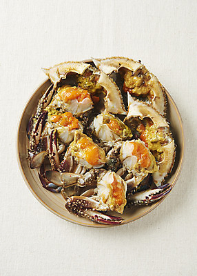 포토 JPG 스튜디오촬영 그릇 접시 음식 실내 사람없음 하이앵글 게 흰배경 기호식품 게장 간장게장 플랫레이 국내포토 식기 한식 뷰포인트 백그라운드 갑각류 내부 흰색 플랫 게요리 파일형식