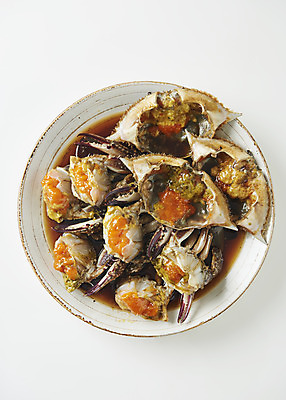 포토 JPG 스튜디오촬영 그릇 접시 음식 실내 사람없음 하이앵글 게 흰배경 기호식품 게장 간장게장 플랫레이 국내포토 식기 한식 뷰포인트 백그라운드 갑각류 내부 흰색 플랫 게요리 파일형식