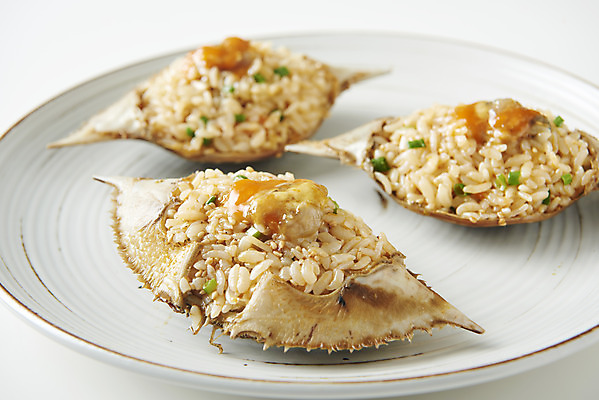 포토 JPG 스튜디오촬영 그릇 접시 음식 실내 사람없음 게 껍질 흰배경 비빔밥 기호식품 게장 간장게장 게딱지 국내포토 식기 한식 백그라운드 갑각류 내부 흰색 게요리 파일형식