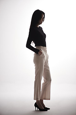 포토 JPG 스튜디오촬영 전신 여자 패션 회색배경 실내 한명 서기 20대 성인 옆모습 한국인 주머니손 감성 프로필 성인여자한명만 저채도 국내포토 1 뷰포인트 컬러 백그라운드 컨셉 모션 사람 동양인 청년 내부 회색 여자한명만 성인여자만 파일형식