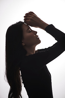 포토 JPG 스튜디오촬영 여자 패션 회색배경 실내 한명 서기 상반신 20대 성인 옆모습 한국인 감성 프로필 성인여자한명만 저채도 국내포토 1 뷰포인트 컬러 백그라운드 컨셉 모션 사람 동양인 청년 내부 회색 여자한명만 성인여자만 파일형식