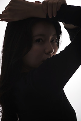 포토 JPG 스튜디오촬영 여자 패션 회색배경 실내 한명 서기 상반신 20대 성인 옆모습 한국인 감성 프로필 성인여자한명만 저채도 국내포토 1 뷰포인트 컬러 백그라운드 컨셉 모션 사람 동양인 청년 내부 회색 여자한명만 성인여자만 파일형식