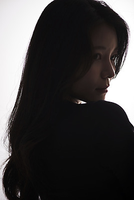 포토 JPG 스튜디오촬영 여자 패션 회색배경 실내 한명 서기 상반신 20대 성인 옆모습 한국인 감성 프로필 성인여자한명만 저채도 차분 국내포토 1 뷰포인트 컬러 백그라운드 컨셉 모션 사람 동양인 청년 내부 회색 여자한명만 성인여자만 파일형식